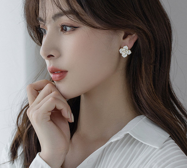 Cercei scurti de dama de zi cu zi in forma de floare