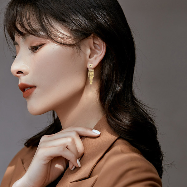 Елегантни дамски висящи обеци в златист цвят