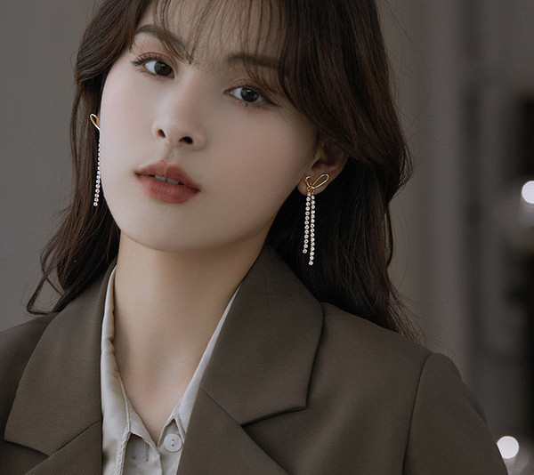 Ženske moderne duge naušnice sa ukrasnim kamenčićima