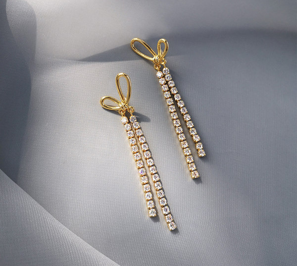 Ženske moderne duge naušnice sa ukrasnim kamenčićima