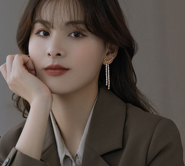 Ženske moderne duge naušnice sa ukrasnim kamenčićima