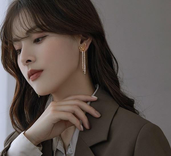 Ženske moderne duge naušnice sa ukrasnim kamenčićima