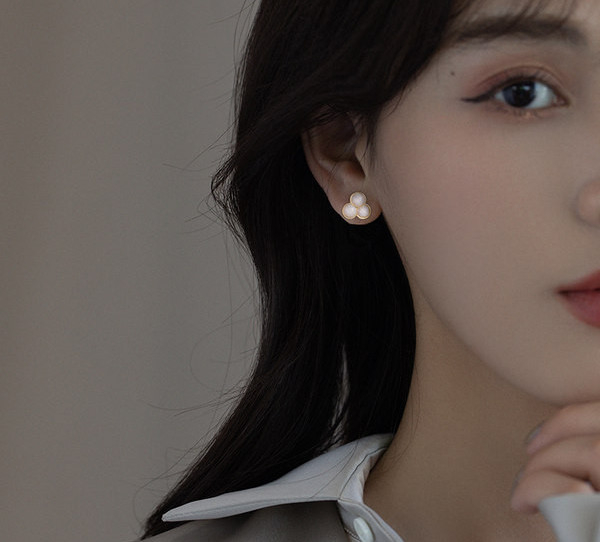 Нов модел дамски обеци с бял камък - златист и сребрист цвят