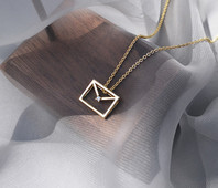 Μοντέρνο γυναικείο λεπτό κολιέ με μενταγιόν