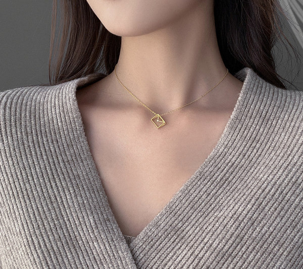 Μοντέρνο γυναικείο λεπτό κολιέ με μενταγιόν