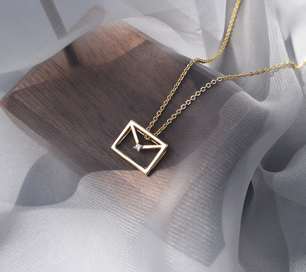 Μοντέρνο γυναικείο λεπτό κολιέ με μενταγιόν