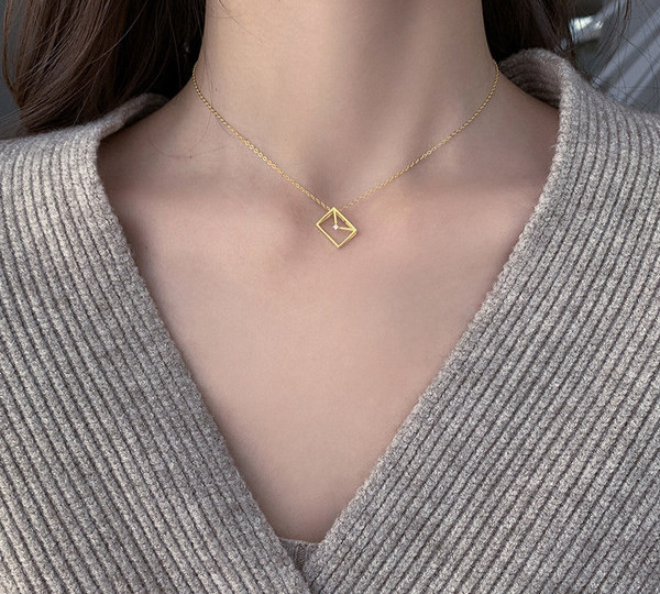 Μοντέρνο γυναικείο λεπτό κολιέ με μενταγιόν