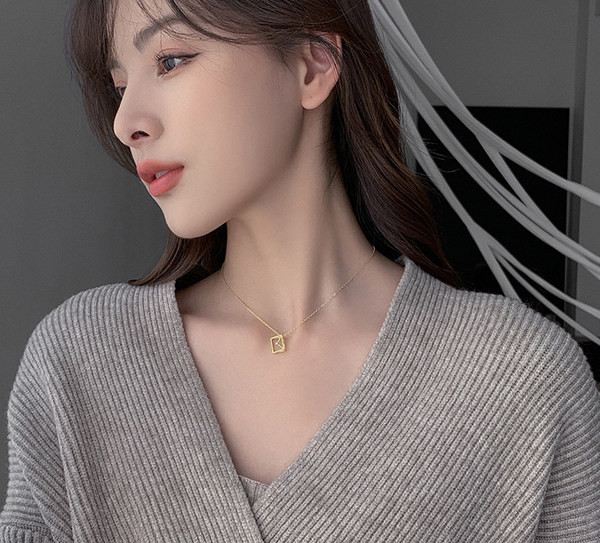 Μοντέρνο γυναικείο λεπτό κολιέ με μενταγιόν