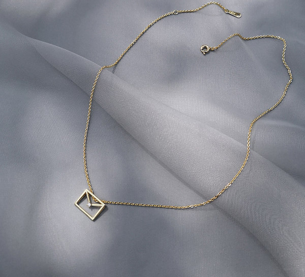 Μοντέρνο γυναικείο λεπτό κολιέ με μενταγιόν