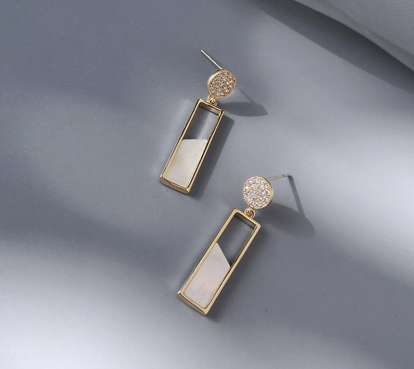 Дамски обици с висулка и декоративни камъни 