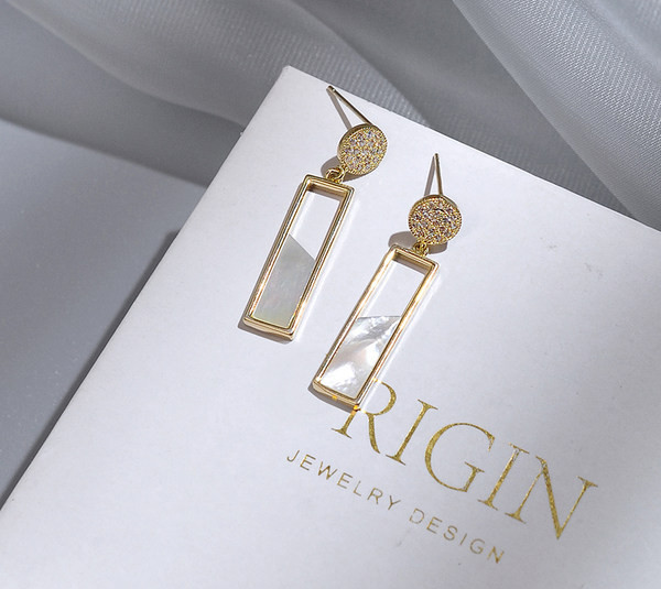 Дамски обици с висулка и декоративни камъни 