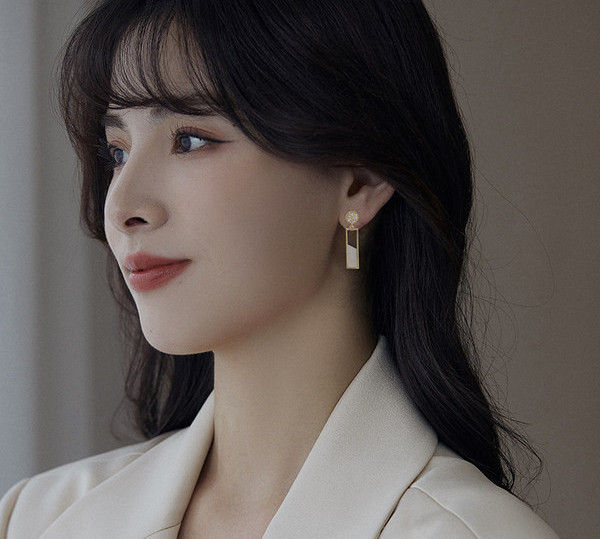 Дамски обици с висулка и декоративни камъни 