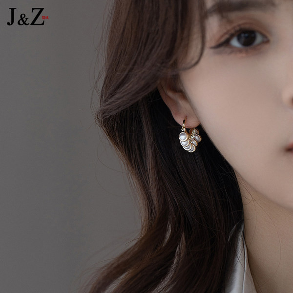 Ženske naušnice sa bisernim ukrasom - zlatne boje