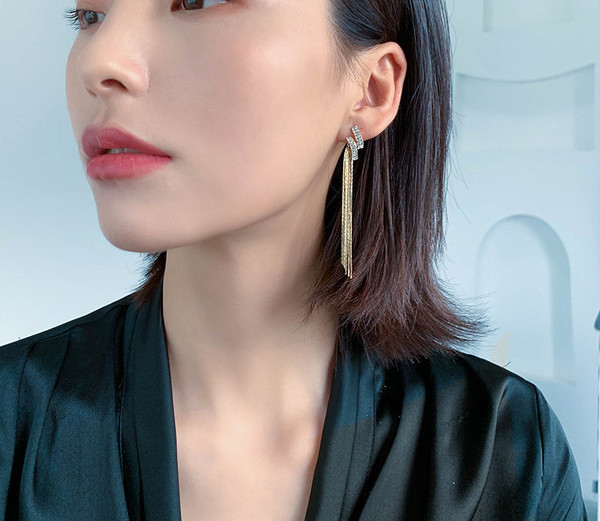 Дамски обеци с висулка в златист цвят и декоративни камъни