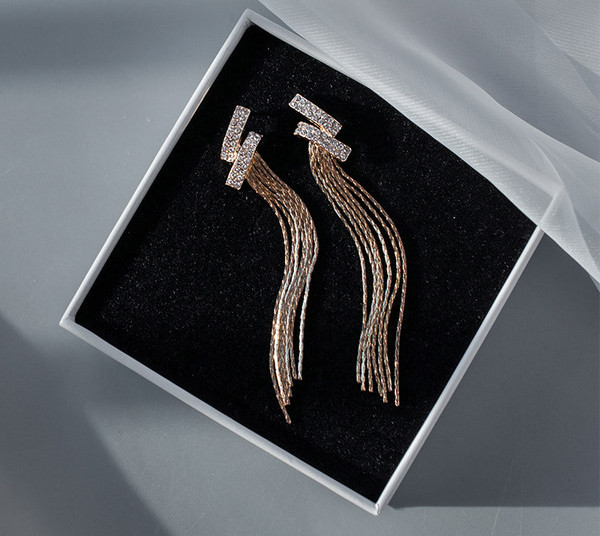 Дамски обеци с висулка в златист цвят и декоративни камъни