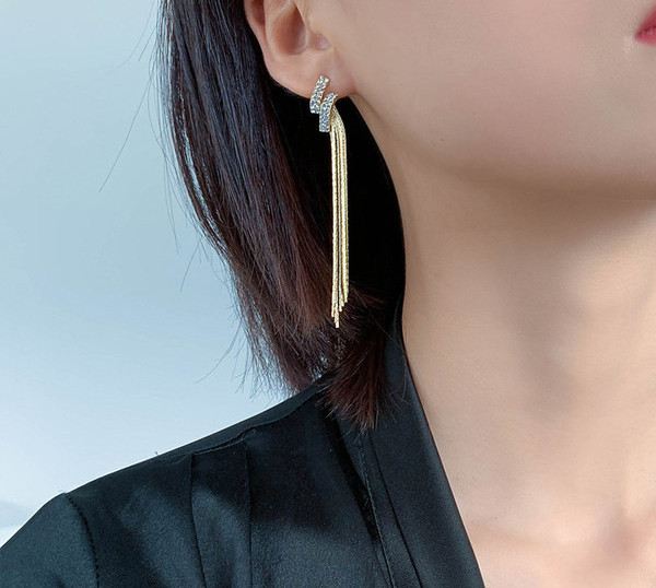 Дамски обеци с висулка в златист цвят и декоративни камъни