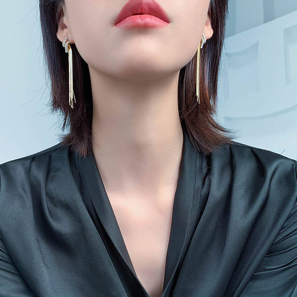 Дамски обеци с висулка в златист цвят и декоративни камъни