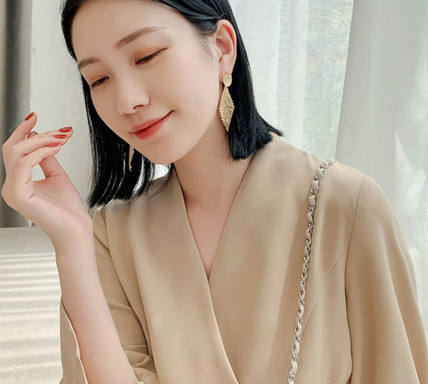 Елегантни дамски обеци с камъни в златист цвят