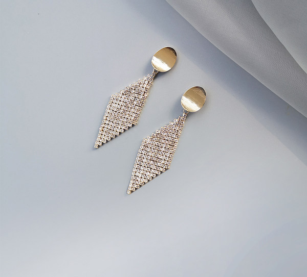 Елегантни дамски обеци с камъни в златист цвят