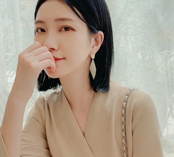 Елегантни дамски обеци с камъни в златист цвят