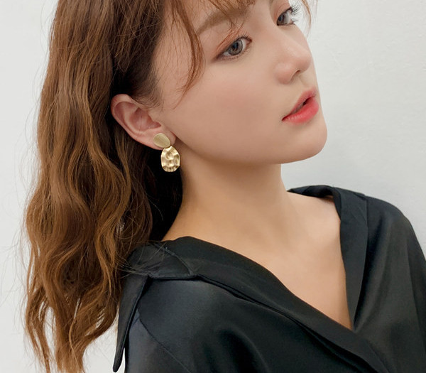 Дамски висящи златисти обеци в кръгла форма 