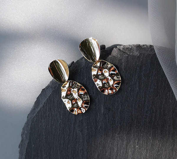 Дамски висящи златисти обеци в кръгла форма 