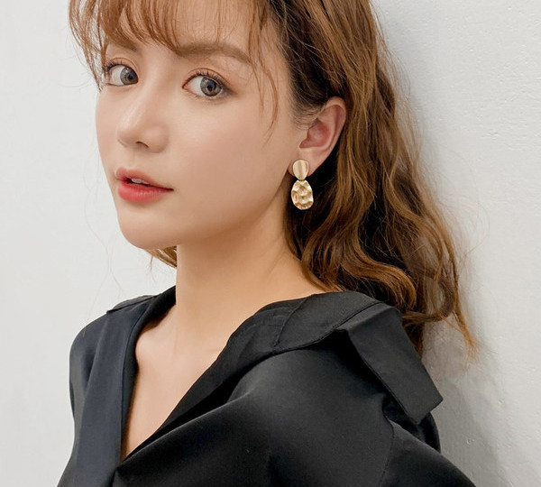 Дамски висящи златисти обеци в кръгла форма 