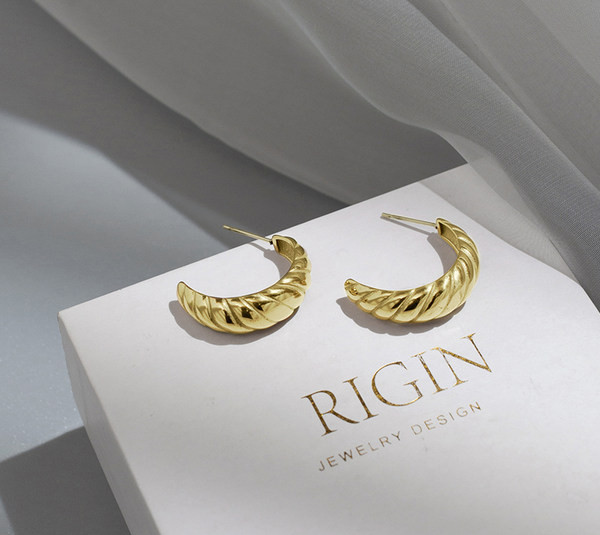 Novi model ženskih zlatnih naušnica - retro stil