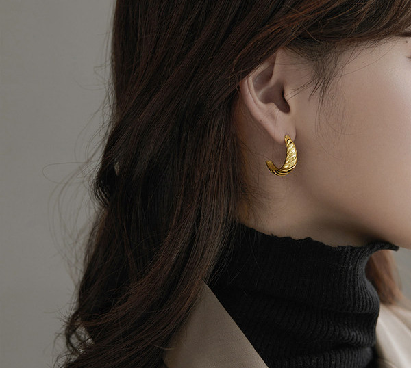 Novi model ženskih zlatnih naušnica - retro stil