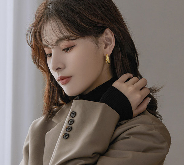 Novi model ženskih zlatnih naušnica - retro stil