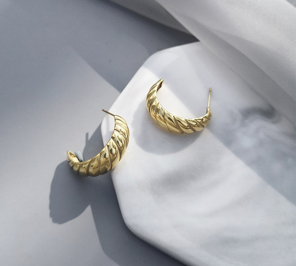 Novi model ženskih zlatnih naušnica - retro stil