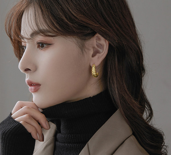 Novi model ženskih zlatnih naušnica - retro stil