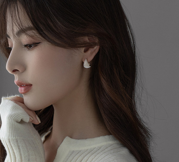 Mini ženske biserne naušnice zlatne boje