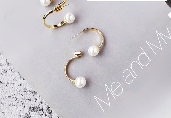 Sieviešu moderni auskari ar pērlēm zelta krāsā