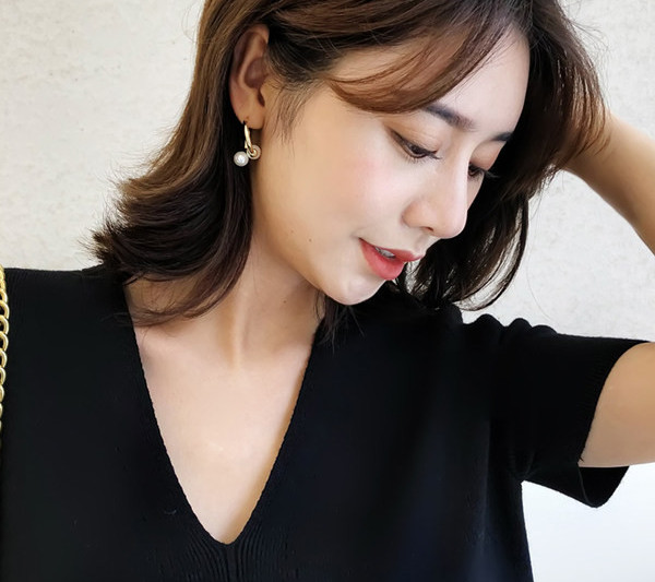 Sieviešu moderni auskari ar pērlēm zelta krāsā