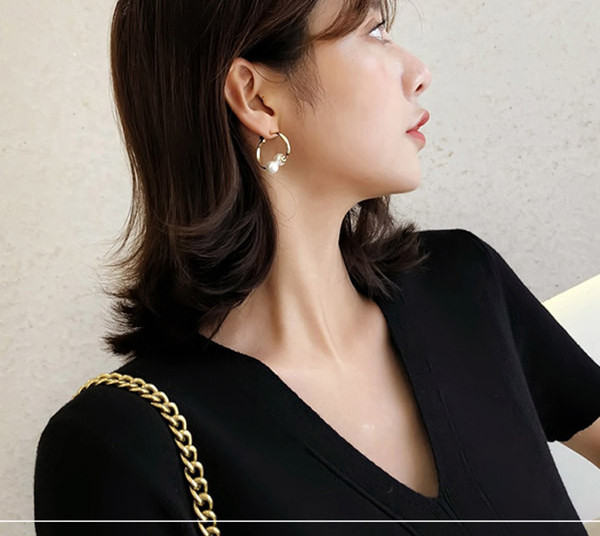 Sieviešu moderni auskari ar pērlēm zelta krāsā