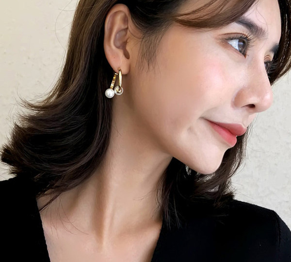 Sieviešu moderni auskari ar pērlēm zelta krāsā