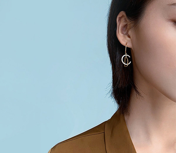 Дамски обеци с висулка букви и декоративни камъни