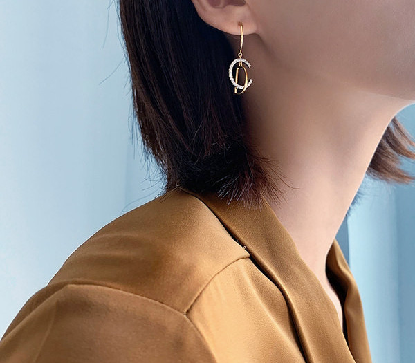 Дамски обеци с висулка букви и декоративни камъни