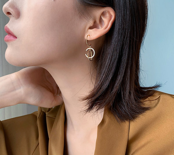 Дамски обеци с висулка букви и декоративни камъни