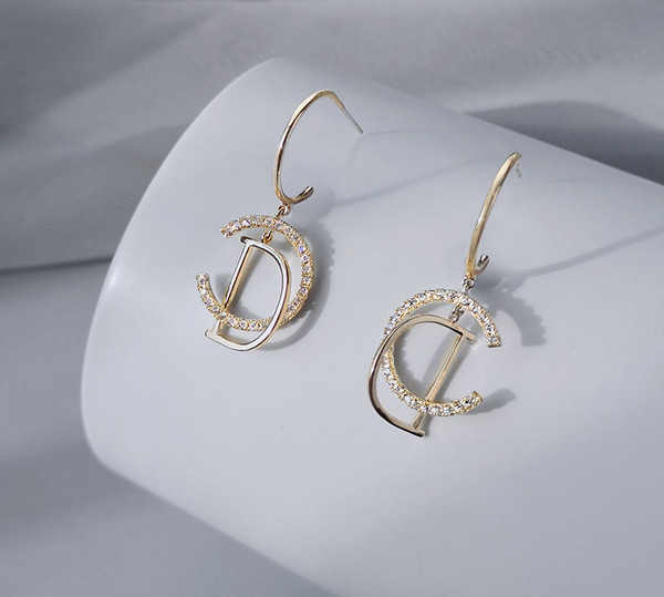 Дамски обеци с висулка букви и декоративни камъни
