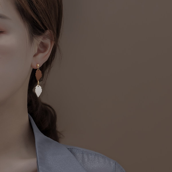 Нов модел дамски обеци във формата на листо