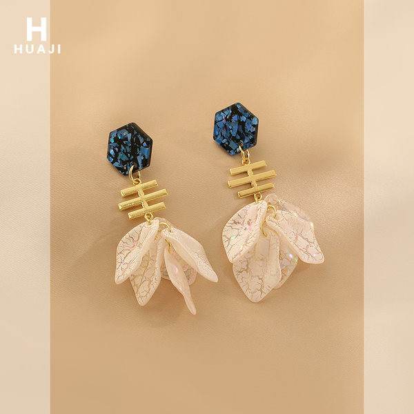 Cercei moderni atârnați cu piatră colorată