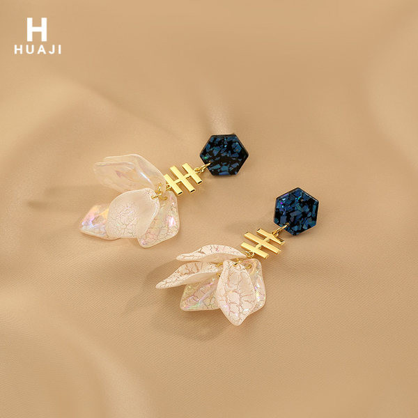 Cercei moderni atârnați cu piatră colorată