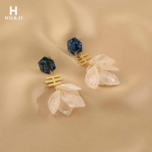 Cercei moderni atârnați cu piatră colorată