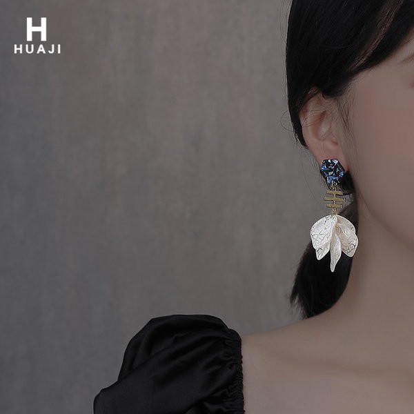 Cercei moderni atârnați cu piatră colorată