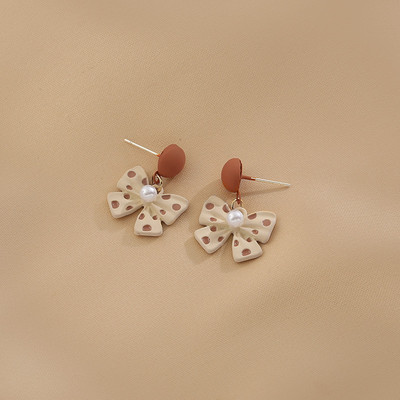 Ženske naušnice s trakom na točkice