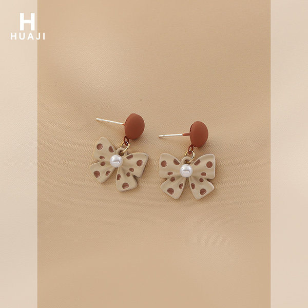 Ženske naušnice s trakom na točkice