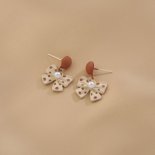 Ženske naušnice s trakom na točkice