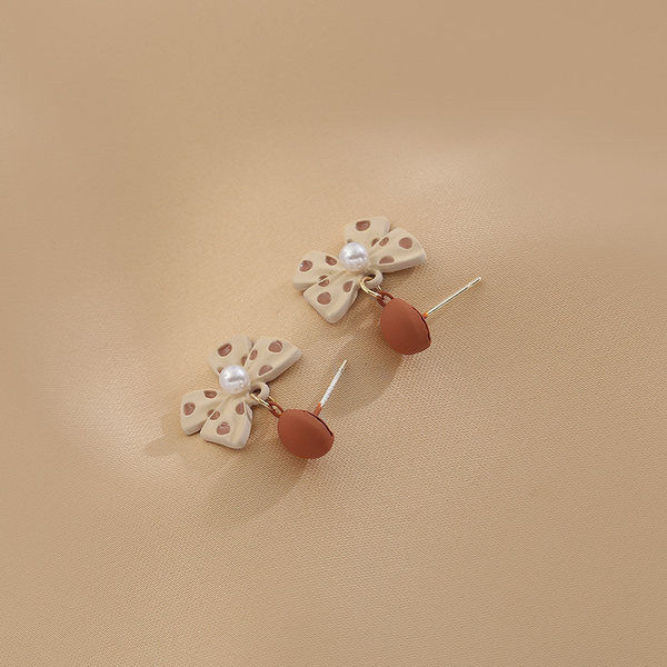 Ženske naušnice s trakom na točkice